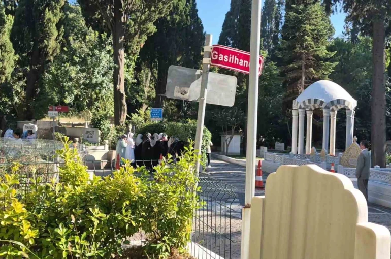 Mezarın açılacağını duyan cemaat mensupları Karacaahmet Mezarlığı’nda toplandı 