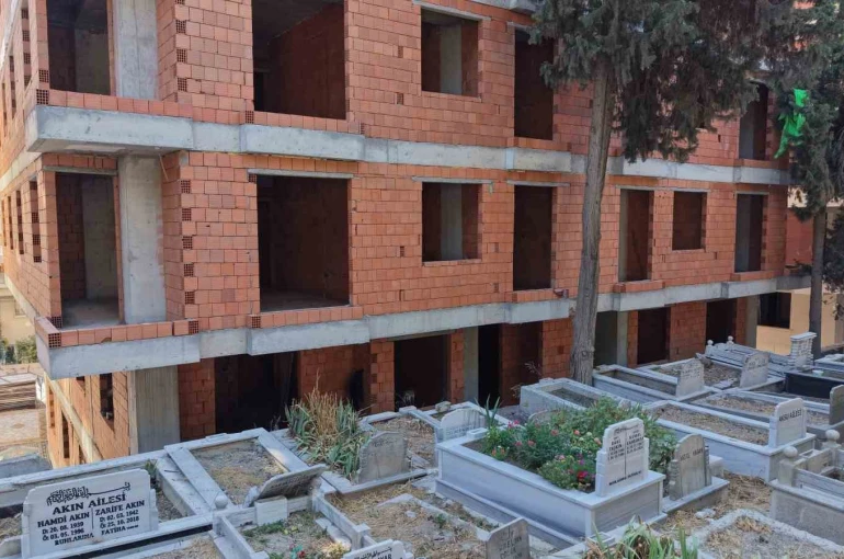 Mezarlık manzaralı sıfır daireler ilginç görüntüler oluşturdu 