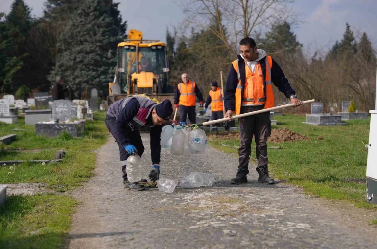 Mezarlıklar Ramazan Bayramı’na hazırlanıyor 