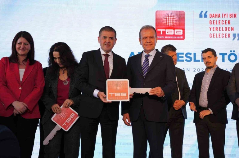 Mezitli Belediyesine ekskavatör desteği 