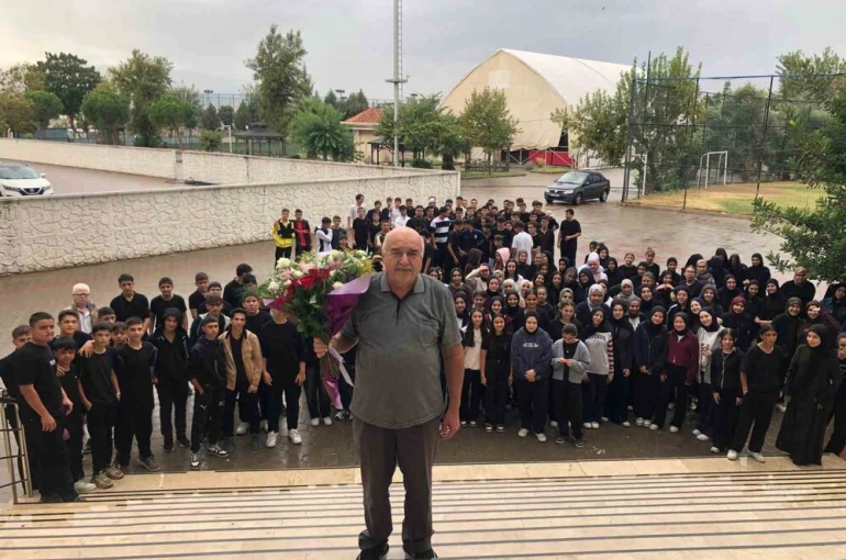 Mezun olduğu okulda 40 yıl görev yapan öğretmen ağlatan törenle emekli oldu 