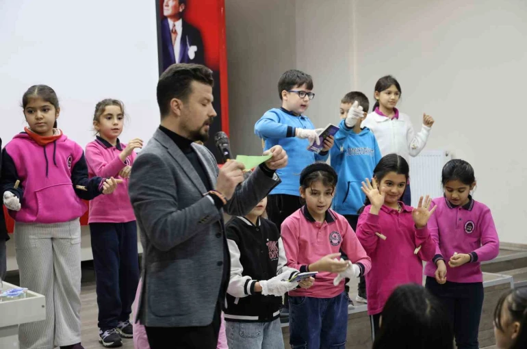 Mezun olduğu okulda teknoloji bağımlılığından kurtulma yollarını oyunla anlattı