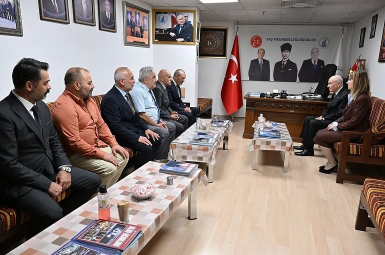 MHP Lideri Bahçeli, Taş Medreseli ülkücüleri ziyaret etti 