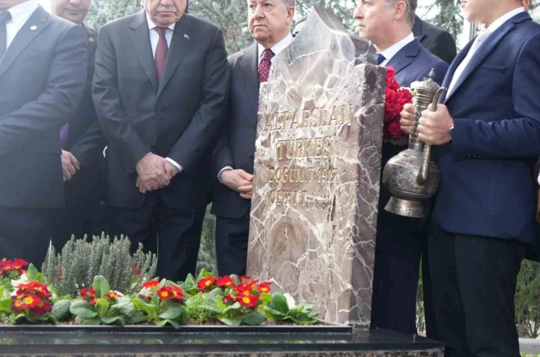 MHP Lideri Bahçeli, Türkeş’in kabrini ziyaret etti 