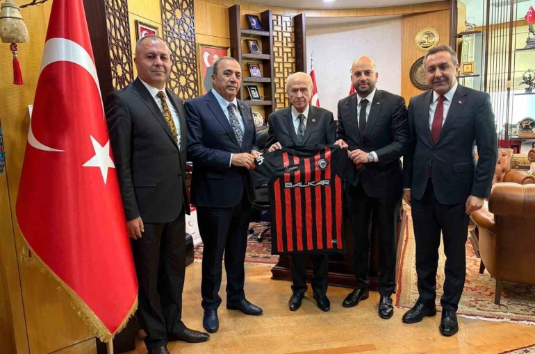 MHP Lideri Bahçeli’ye Süper Lig’e yükselen Çorum FK forması hediye edildi 