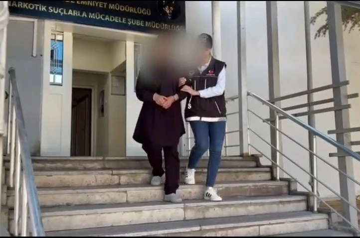 Mide ve bağırsaklarından yarım kilo uyuşturucu çıktı