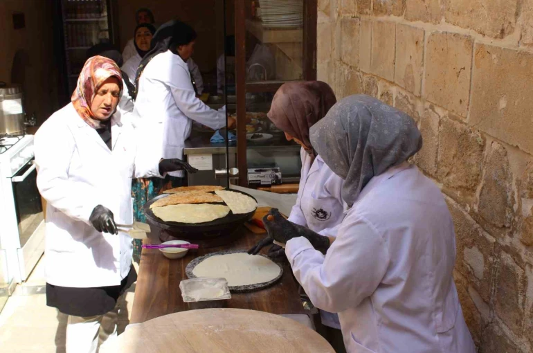 Midyat’ta kadın girişimciler el emekleri ile yöresel ürünleri tanıtıyor 