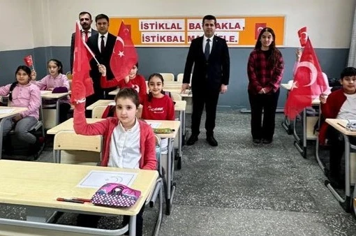 Mihalıççık’ta ilk ders ’Bayrak Sevgisi’ oldu 