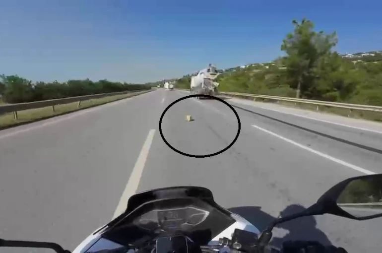 Mikserden düşen malzeme motosiklet sürücüsünü ölümle burun buruna getirdi