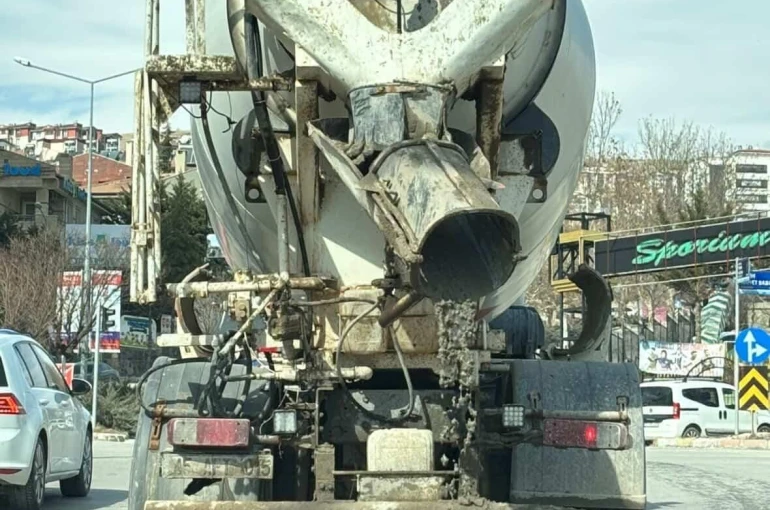 Mikserden taşan beton, asfalt yola döküldü 