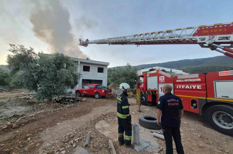 Milas’taki çatı yangını söndürüldü 