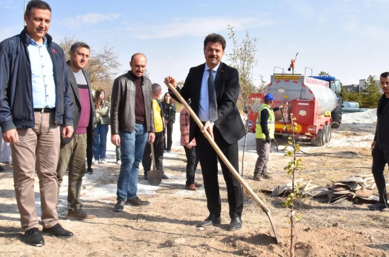 Milli Ağaçlandırma Günü’nde yüzlerce fidan toprakla buluşturuldu