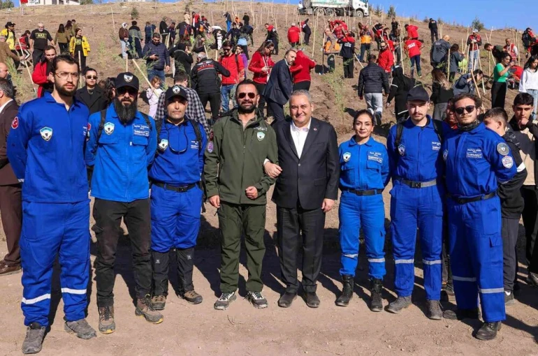 Milli Ağaçlandırma Günü’nde Keçiören’de 300 fidan toprakla buluştu 