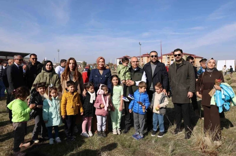 Milli Ağaçlandırma Günü’nde minikler fidanları toprakla buluşturdu 