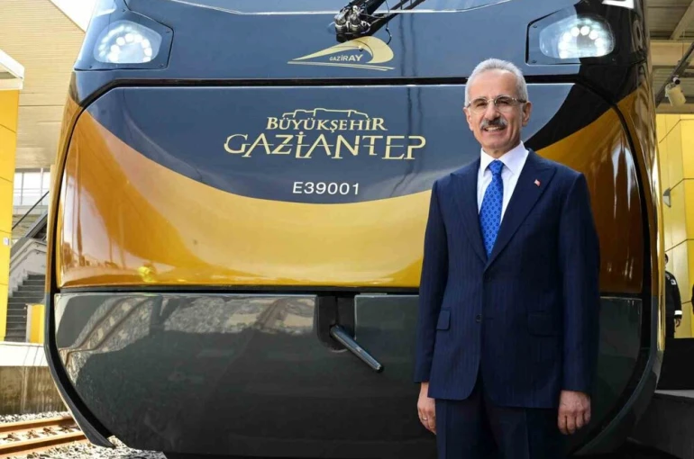 Milli Banliyö Tren Seti Projesi kapsamında üretilen dördüncü tren seti Gaziantep Büyükşehir Belediyesi’ne ulaştı 