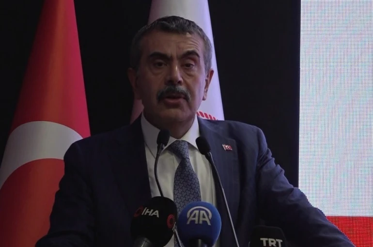 Milli Eğitim Bakanı Tekin, eğitime katkı sağlayan hayırseverlere plaket takdim etti 