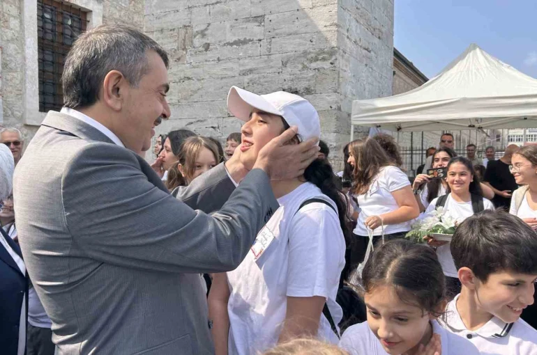 Milli Eğitim Bakanı Tekin geleceğin yazarlarıyla buluştu, eserlerini inceledi 