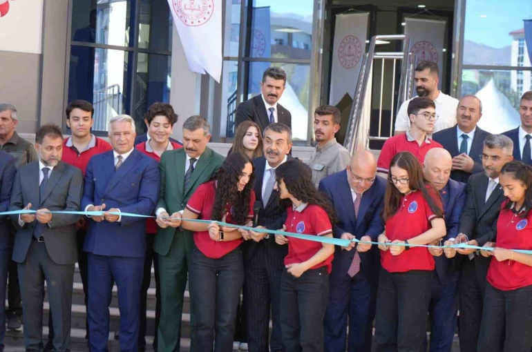 Milli Eğitim Bakanı Yusuf Tekin, Erzurum’da okul açılışını okulun öğrencileriyle birlikte yaptı 
