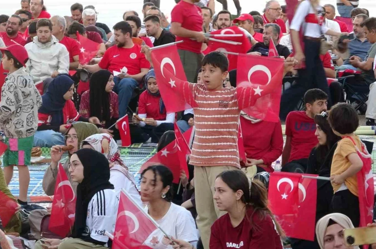 Milli maç heyecanını İHL bahçesinde dev ekranda izlediler