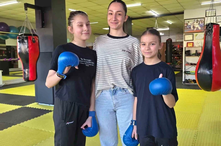 Milli sporcu Kızılaslan, minik karatecilerle bir araya geldi 