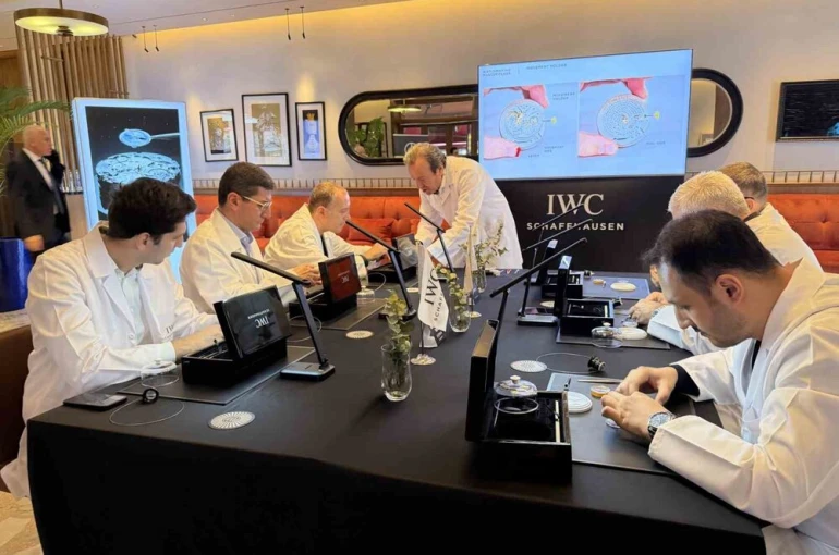 Milyonluk İsviçre saatlerini parçalayıp topladılar