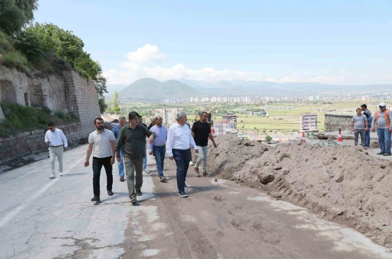 Mimarsinan mahallesinde çöken istinat duvarında inceleme yapıldı