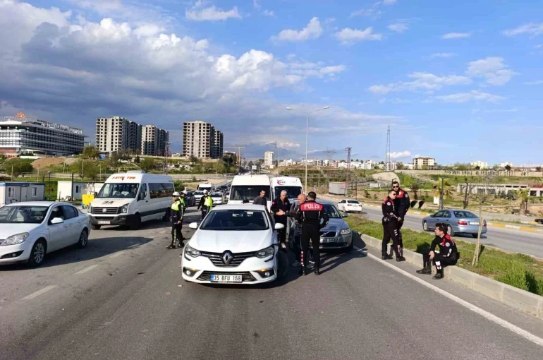 Minibüs ile iki otomobil çarpıştı: 1 yaralı 