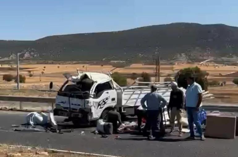 Minibüs ile kamyonet çarpıştı: 2 yaralı 