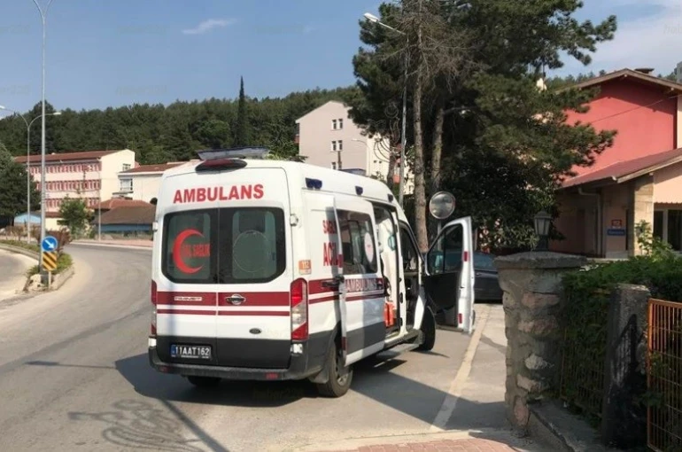 Minibüs ile motosiklet çarpıştı, 1 yaralı 
