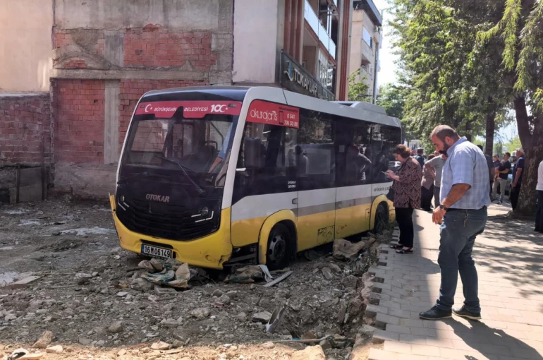 Minibüs, iş yerine çarptıktan sonra boş arsaya uçtu 