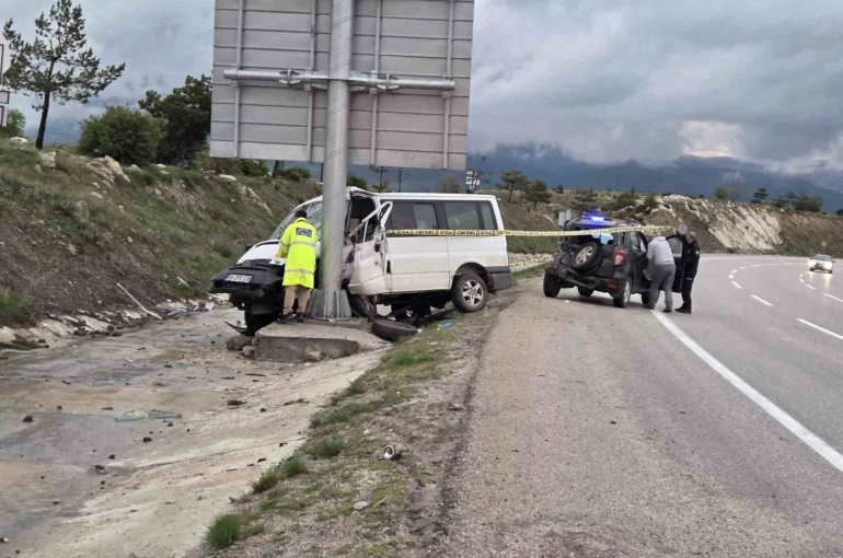 Minibüs önce otomobile sonra tabelaya çarptı: 1 ölü 