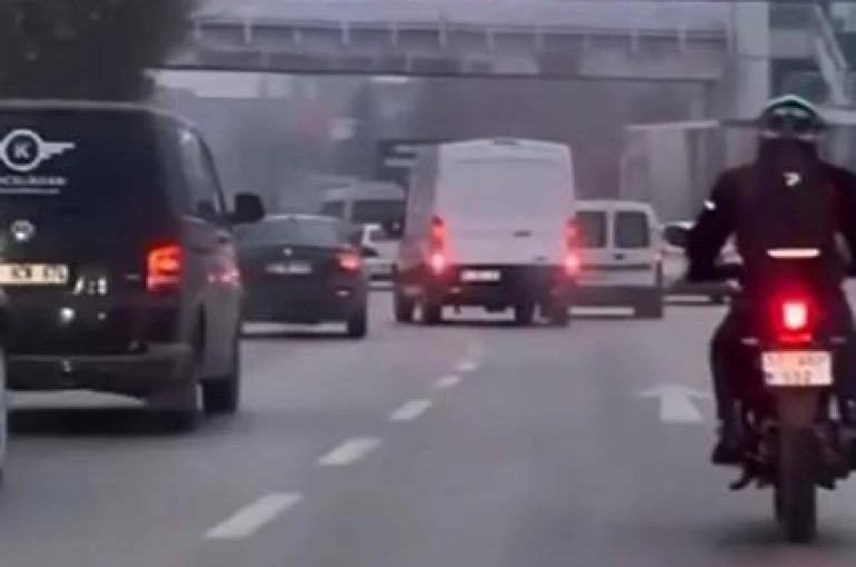 Minibüs sürücüsü makas atarak trafiği tehlikeye düşürdü