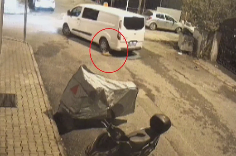 Minibüs sürücüsünün ezdiği kediye aldırış etmeden yoluna devam ettiği anlar kamerada
