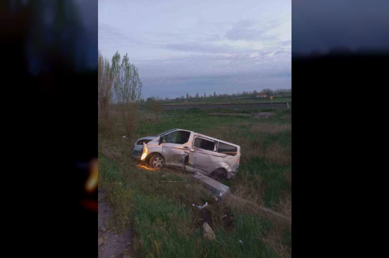 Minibüsle otomobil çarpıştı: 6 yaralı 