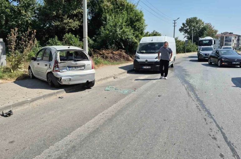 Minibüsle otomobilin karıştığı kazada otomobil yoldan çıktı: 1 yaralı 