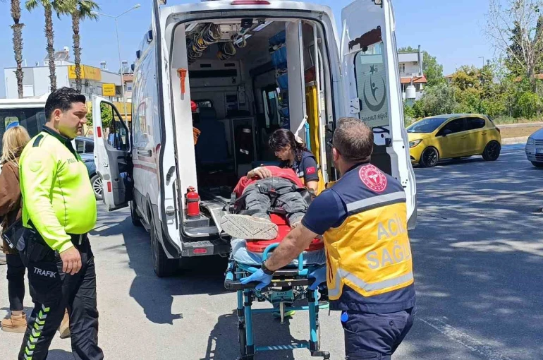 Minibüslerin çarpıştığı kazada sürücüler yaralandı 