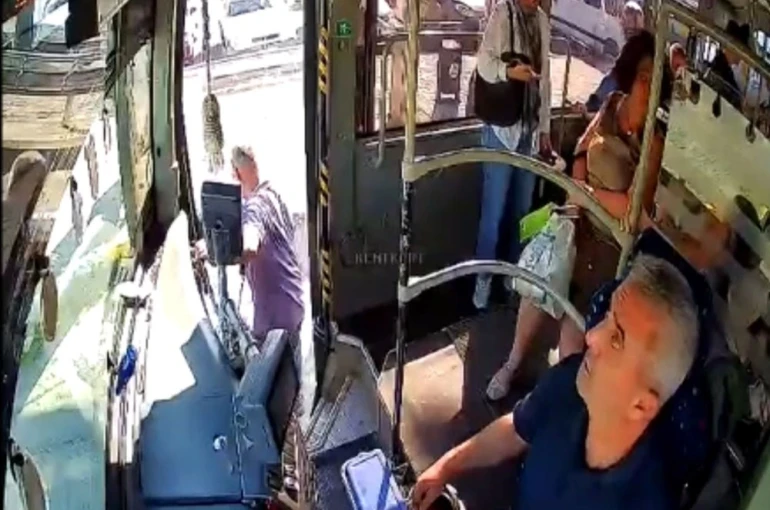 Minibüste fenalaşan yolcuyu şoför hastaneye yetiştirdi