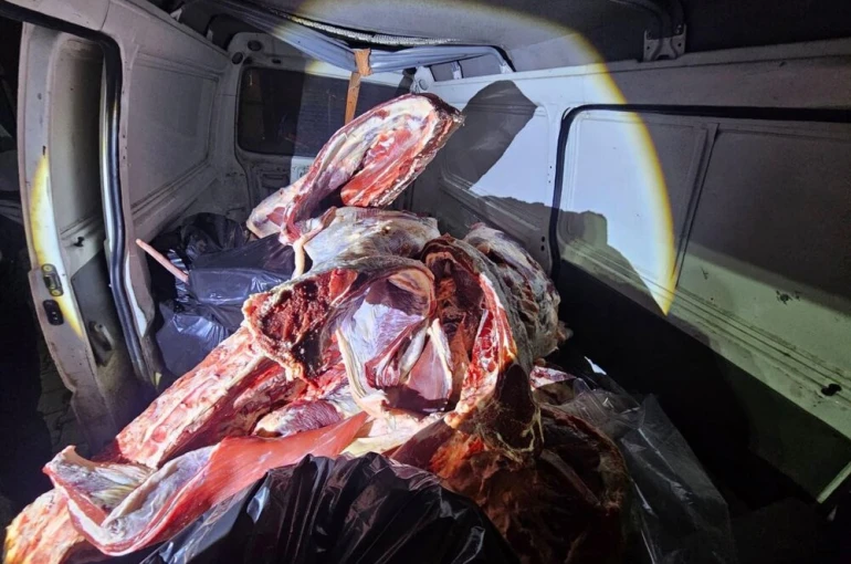 Minibüste menşei belirsiz 1 ton kırmızı et ele geçirildi 