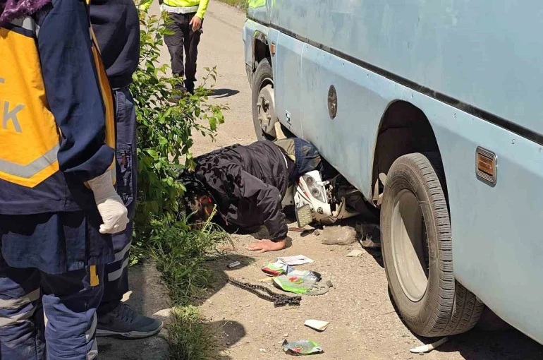 Minibüsün altında can pazarı: Motosikletliyi ekipler zamanla yarışarak kurtardı 