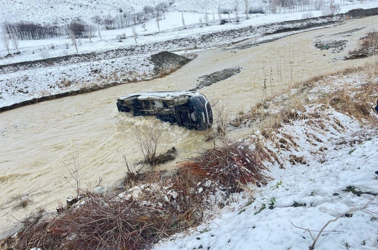 Minibüsün dereye uçmasıyla 8 kişi yaralandı