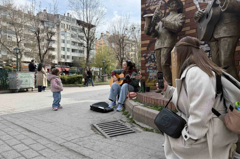 Minik ayakları ile uyduğu ritimler binlerce beğeni aldı 