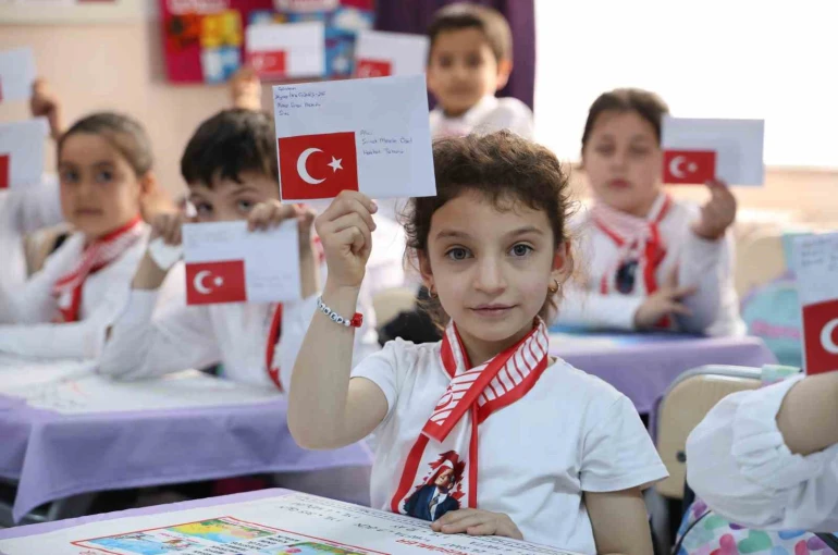 Minik eller yiğit yürekler için mektup yazdı, yiğitlerin cevabı gecikmedi 