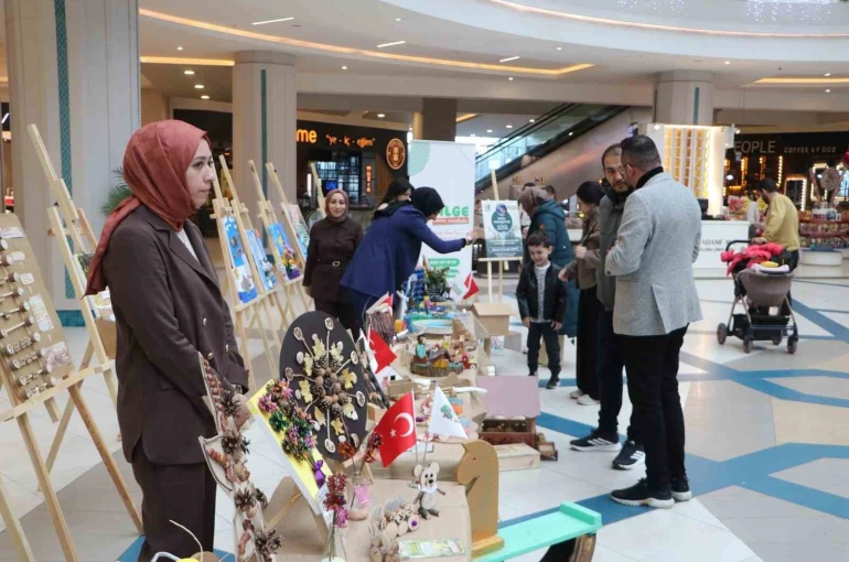 Minik ellerin doğaya dokunuşu 