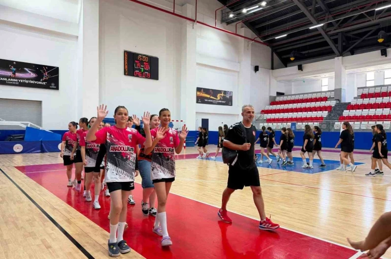 Minik hentbolcuların Türkiye şampiyonası Aydın’da başladı 