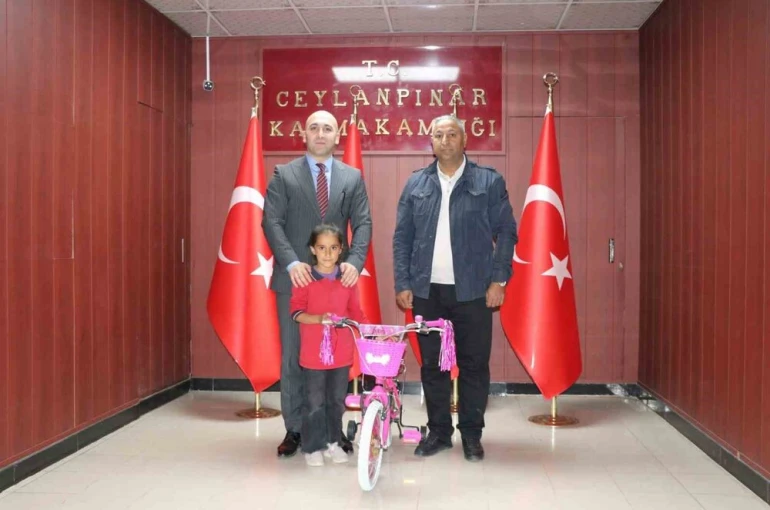 Minik kızın bayrak sevgisi takdir topladı 