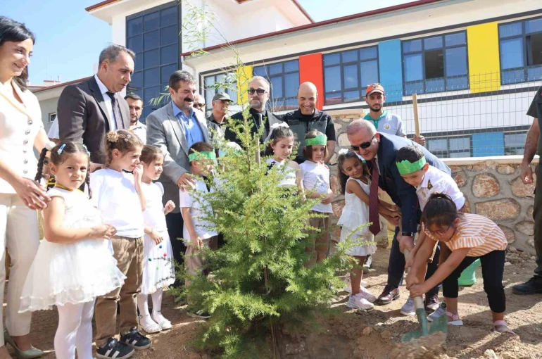 Minik öğrenciler, fidan dikerek okula başladı 
