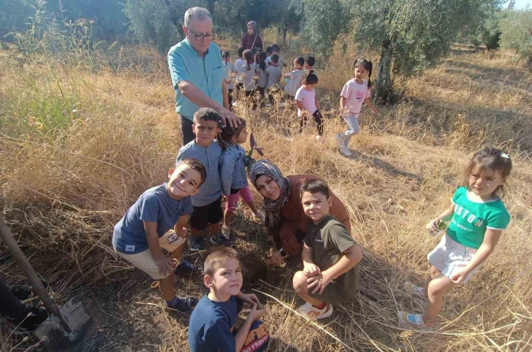 Minik öğrenciler fidan dikmeyi öğrendi 