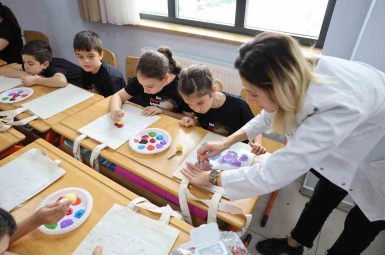 Minik öğrenciler için 23 Nisan temalı sanat atölyesi düzenlendi 