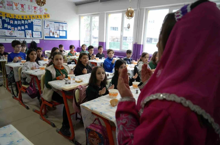 Minik öğrenciler ilk kez "tekne orucu" tutmanın sevincini yaşadı 