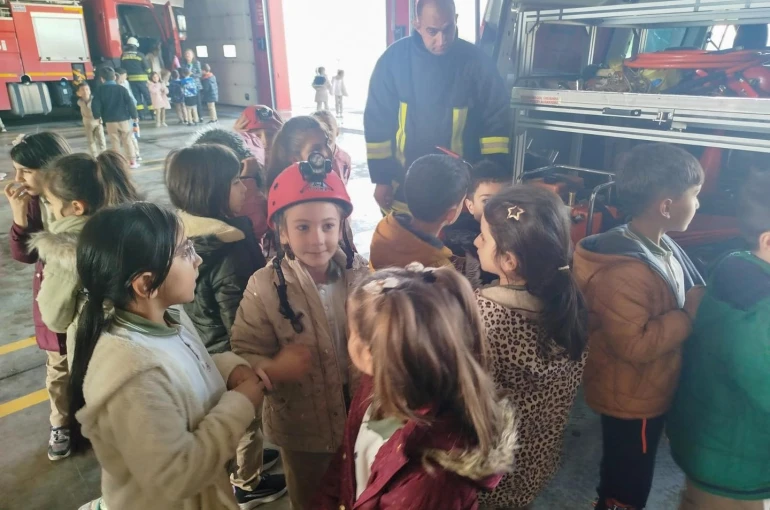 Minik öğrenciler itfaiyecilik mesleğini yerinde öğrendi 